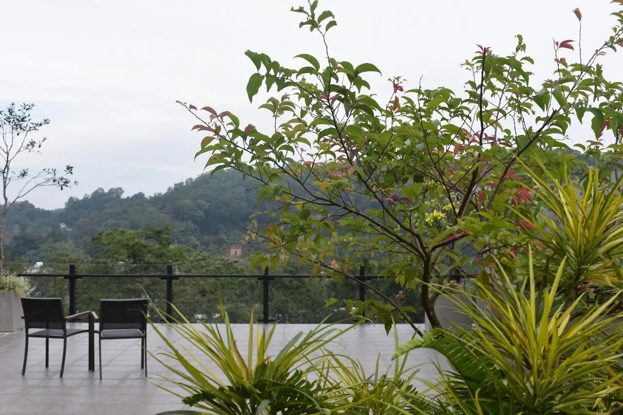 ホテル Lotus Lake Residence キャンディー